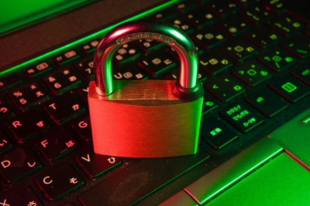 Cadenas rouge posé sur un clavier d'ordinateur, symbole de la cybersécurité