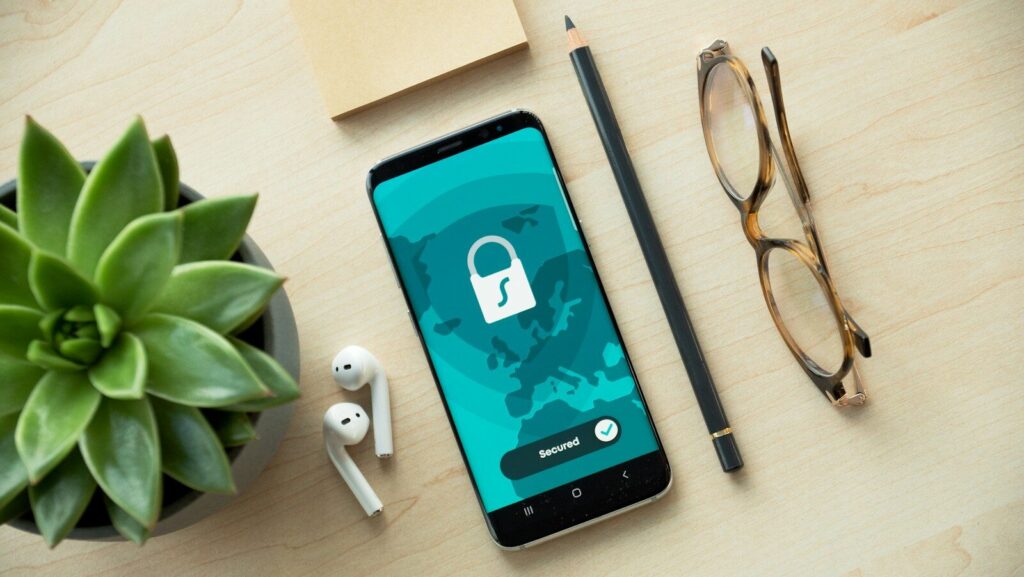 Smartphone affichant une icône de cadenas pour la double authentification