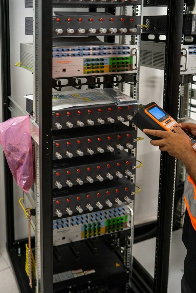 Technicien informatique intervenant sur une baie de serveurs d'une PME