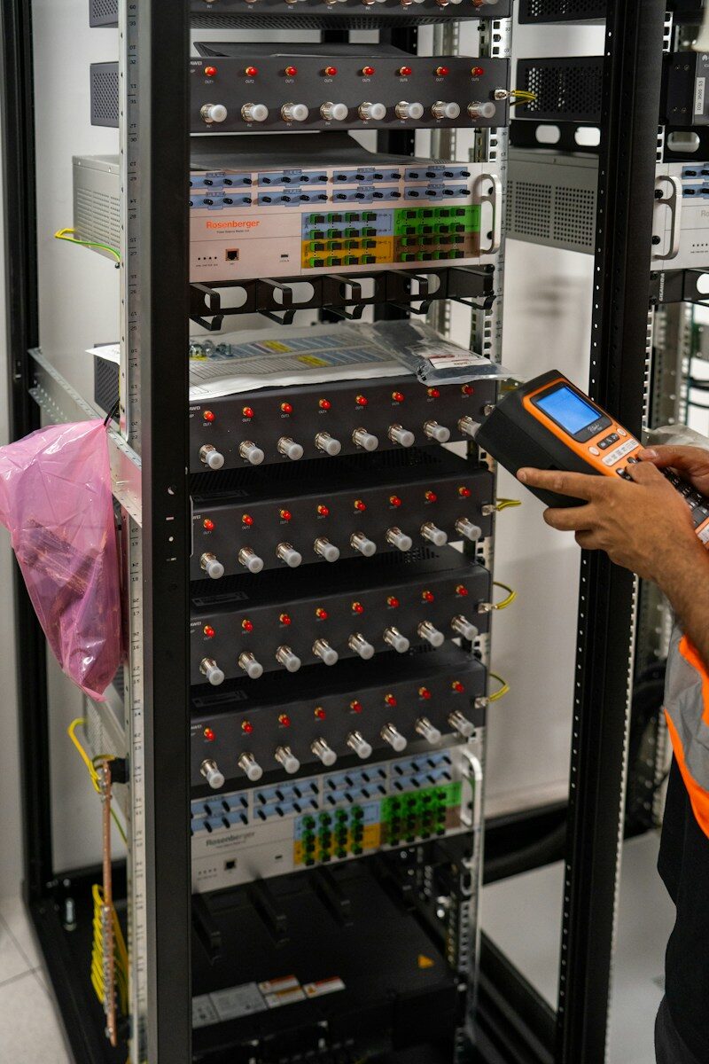 Technicien informatique intervenant sur une baie de serveurs d'une PME