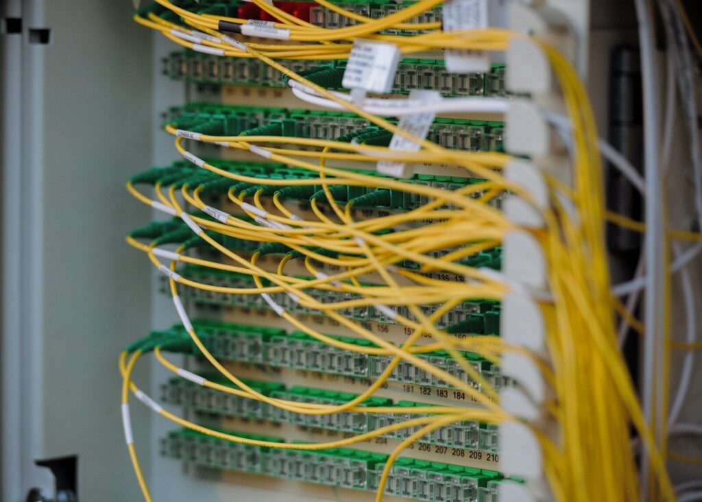 Câbles réseau soigneusement connectés dans une armoire informatique